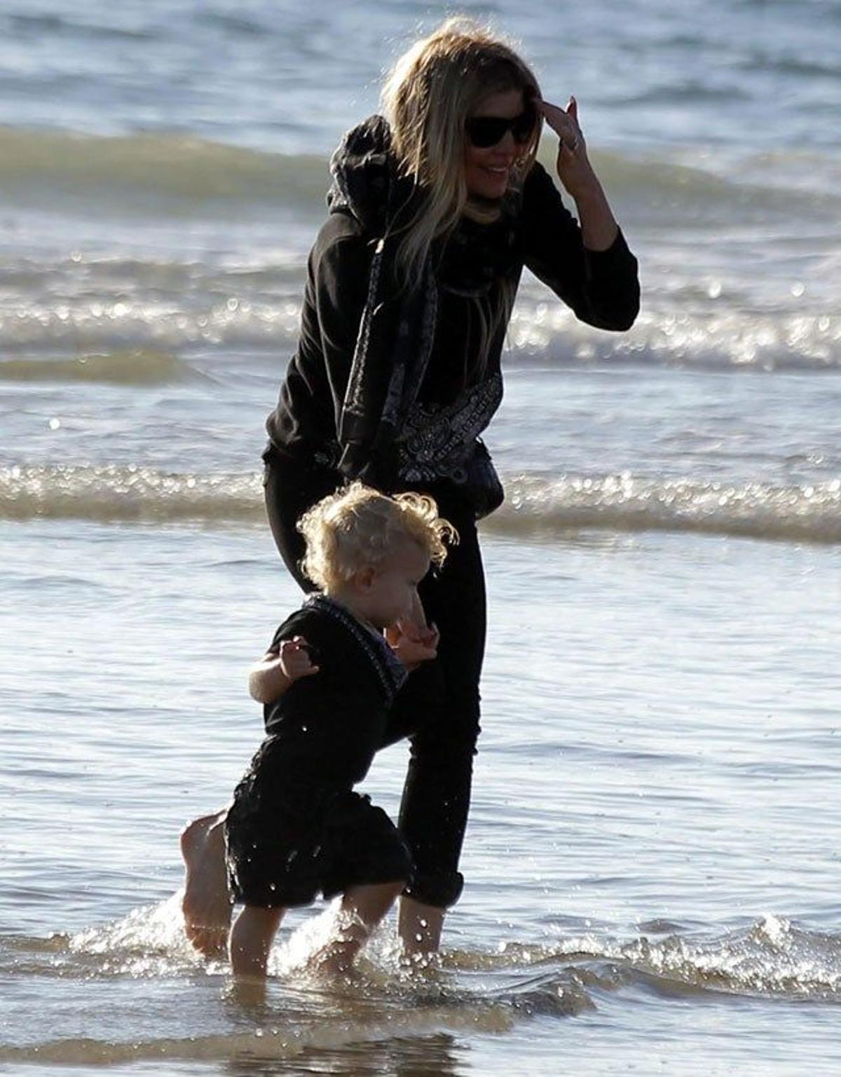 Fergie y Axl se mojan los pies en el mar