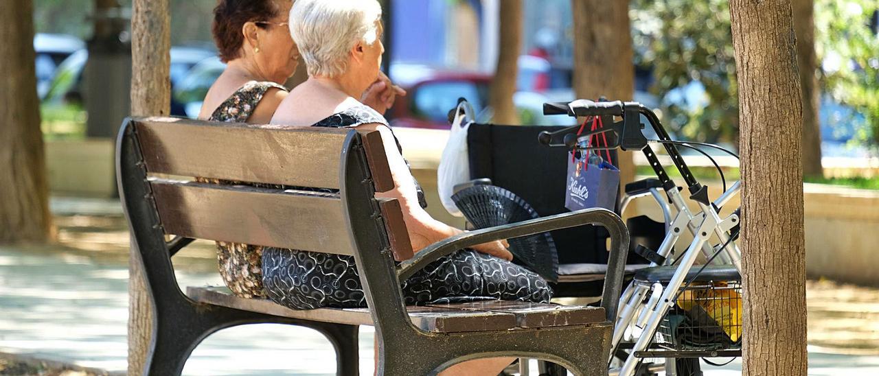 Las personas mayores son más sensibles al aumento de las temperaturas, que no siempre se predicen bien. | PILAR CORTÉS