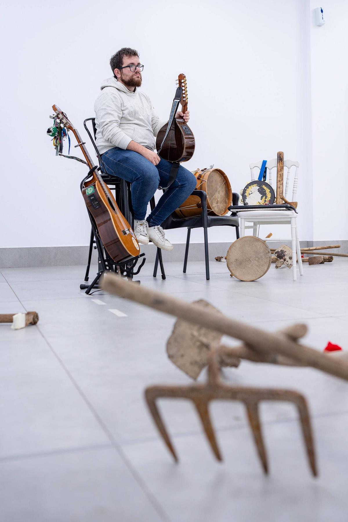 Aperos de labranza y elementos tradicionales forman parte de la escenografía de 'Yuntera', una obra que conecta directamente con la memoria rural extremeña.