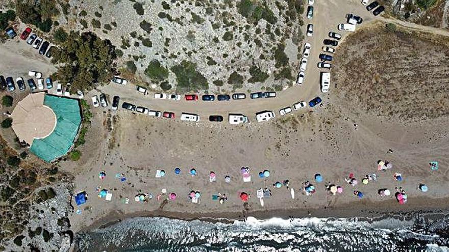 La Policía Local de Lorca vigilará que se cumplen las medidas de distanciamiento entre personas y entre sombrillas en las playas.