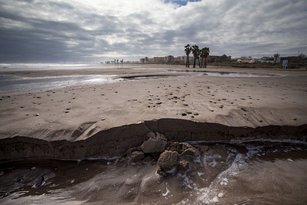 El temporal agrava la situación de la playa de Canet d'En Berenguer con nueva pérdida de arena y más piedras