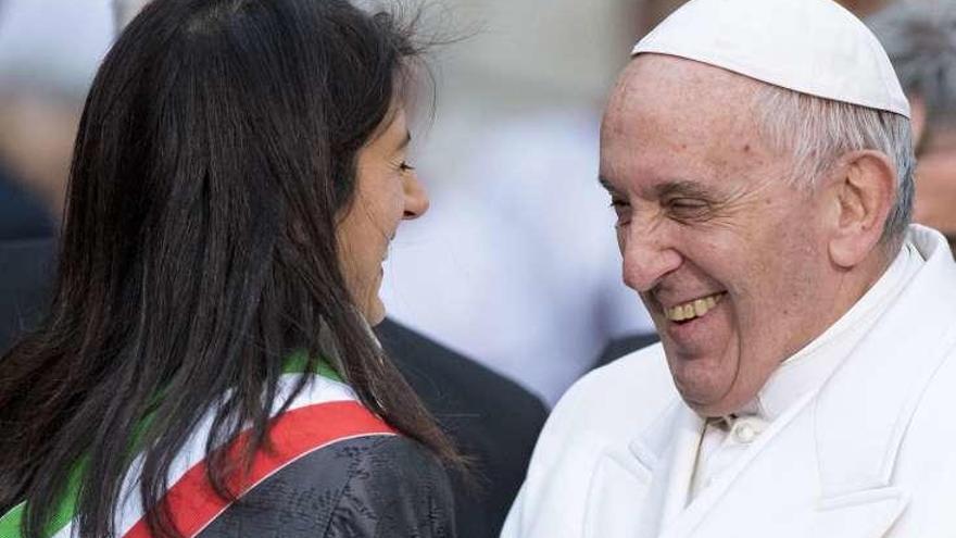 El Papa, saludando a la alcaldesa de Roma, Virginia Raggi. // Efe