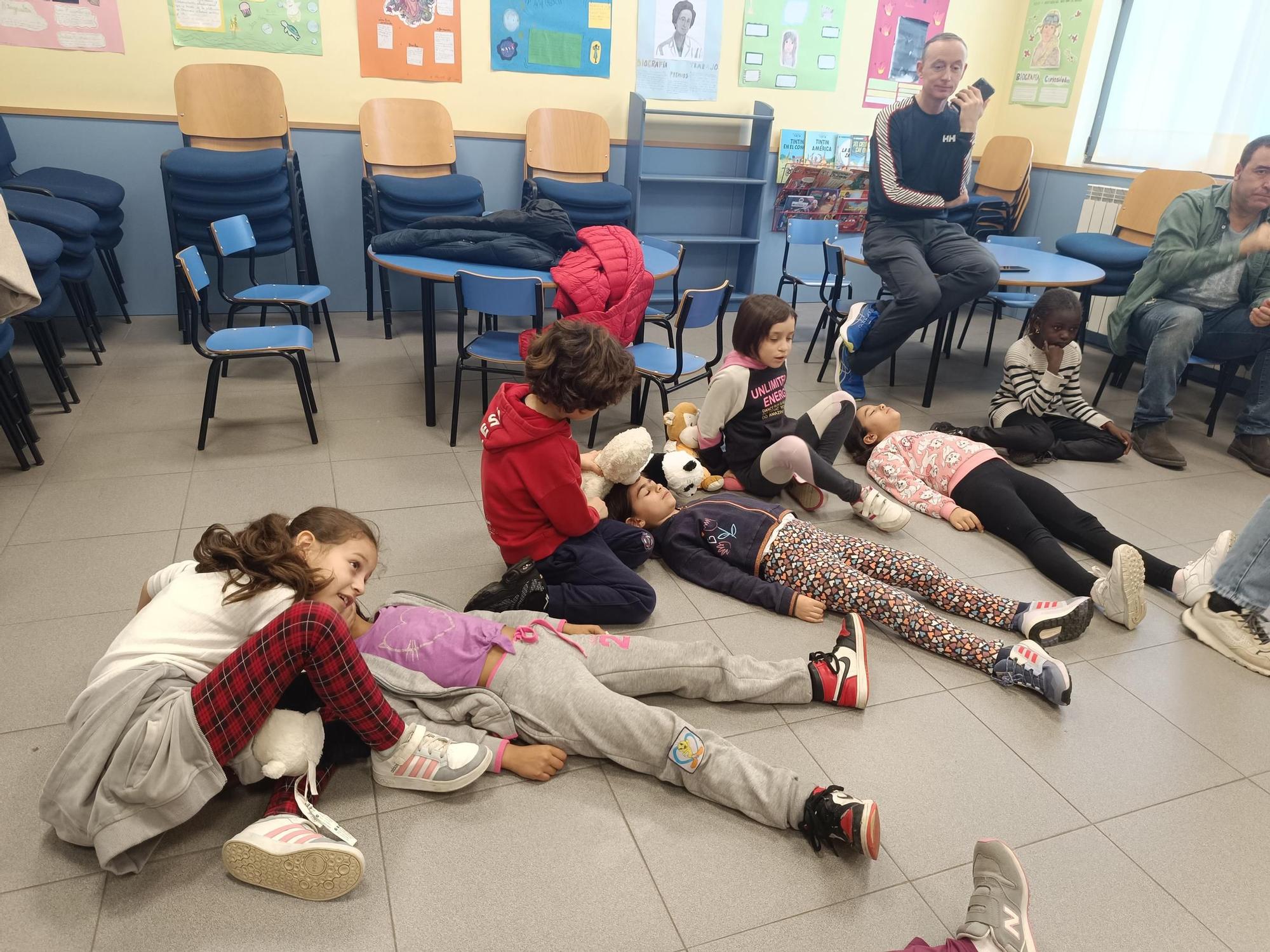 Los niños del José de Calasanz, en Llanera, aprenden a salvar vidas