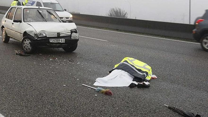 Un guardia civil regula el tráfico en el lugar donde ayer tras ser atropellado en la AP-9.