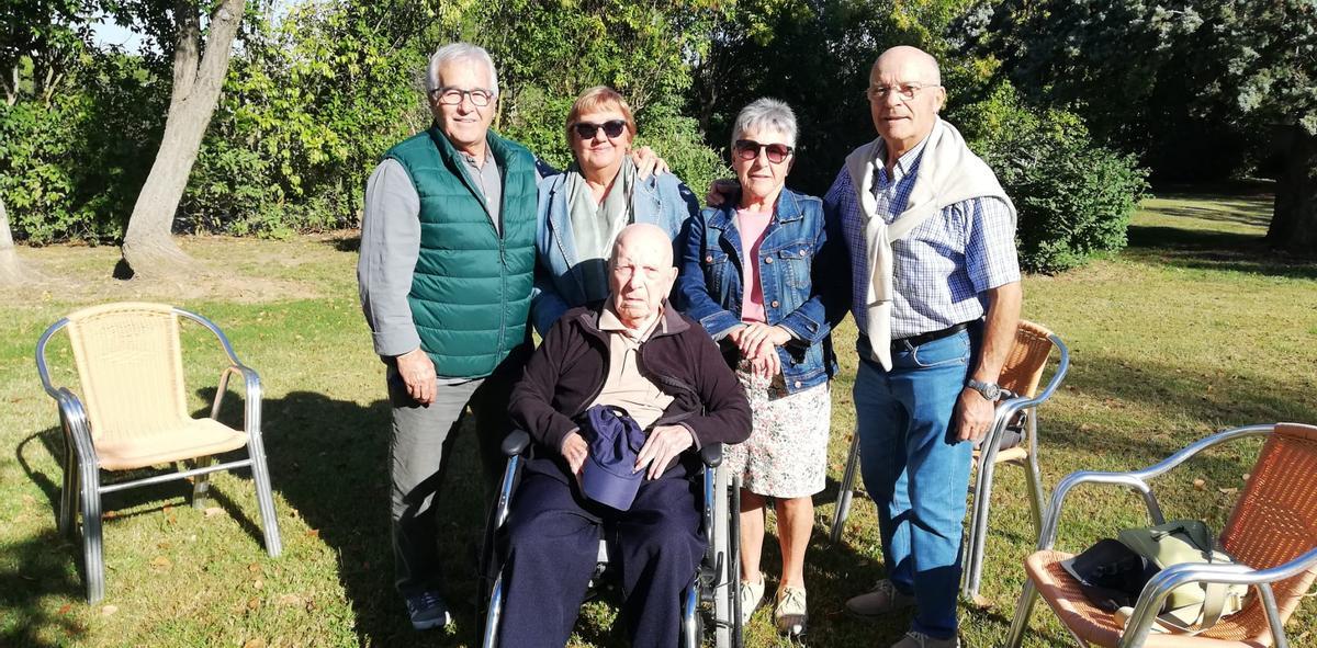 Rodeado de algunos familiares en su 110 cumpleaños el pasado junio.