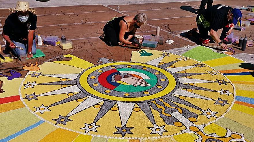 Elaboración de la alfombra de la Praza Massó, en Bueu.   | // S. ÁLVAREZ