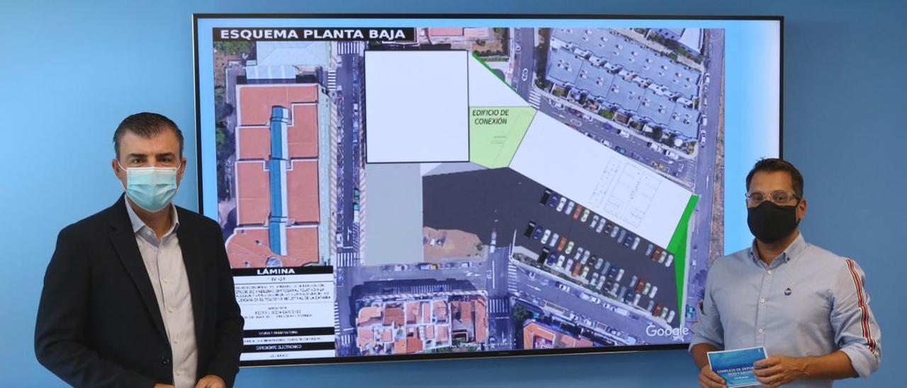 Manuel Domínguez y Adolfo González muestra un plano de la futura instalación deportiva