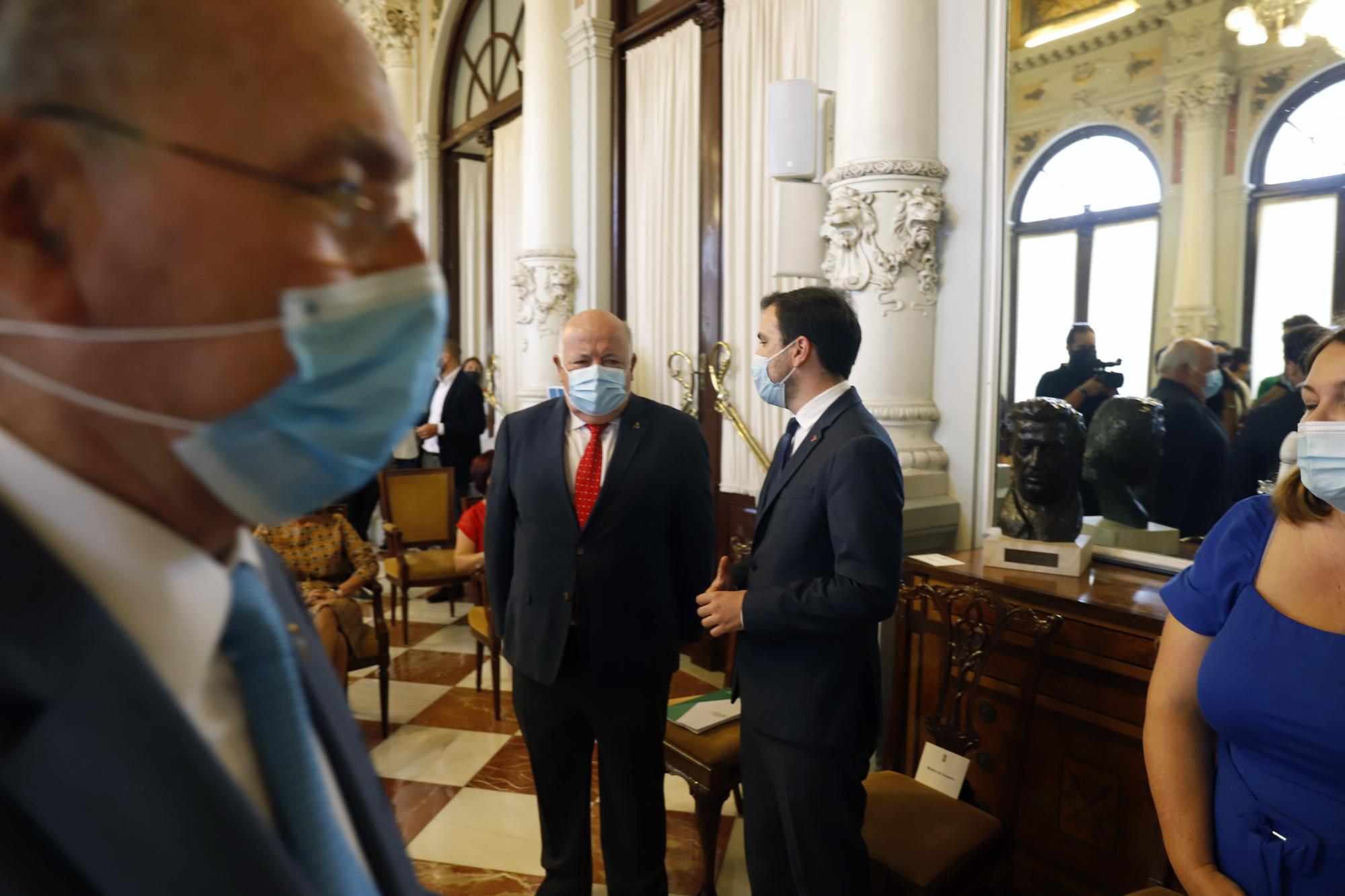 El ministro Alberto Gazón visita el Ayuntamiento de Málaga