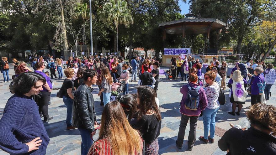 Huelga feminista y concentración en la Glorieta Gabriel Miró de Orihuela