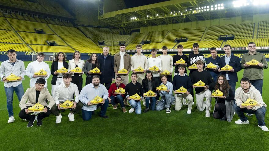 El Villarreal homenajea a 25 futbolistas que cumplen una década en el club