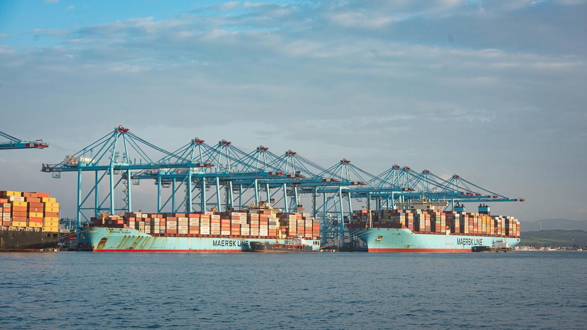 Archivo - Dos buques portacontenedores en Algeciras