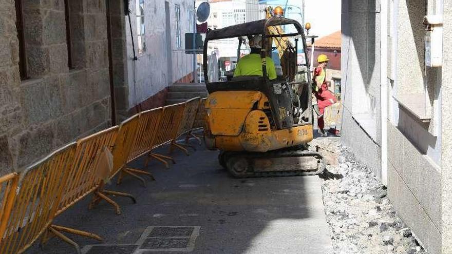 La calle Pombal de O Grove, cerrada por obras. // Muñiz