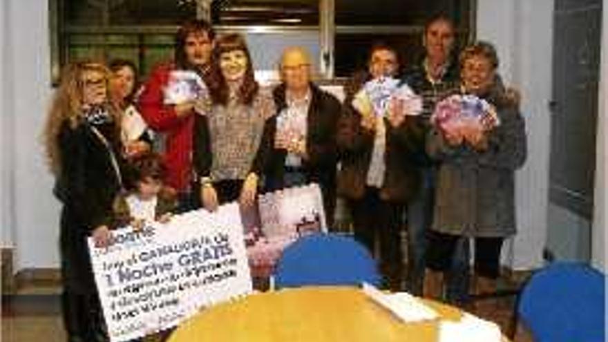 Un moment de l&#039;entrega de premis amb els afortunats i l&#039;organització.