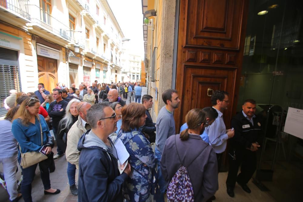 Ciudadanos franceses votan en València en la primera vuelta de las elecciones galas.