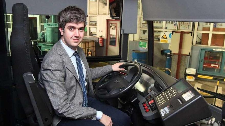 Ignacio Prada, al volante de un autobús de la Compañía de Tranvías en la nave de la empresa.