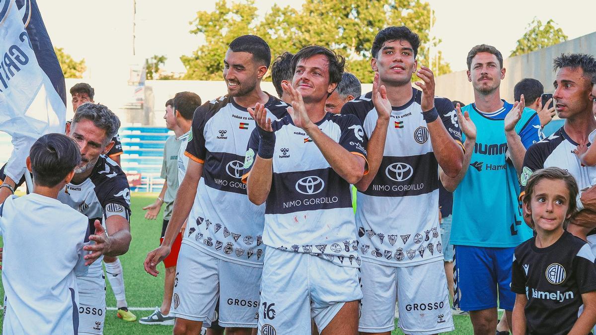 Jugadores del Club Atlético Central celebran la victoria frente al Caudal Deportivo