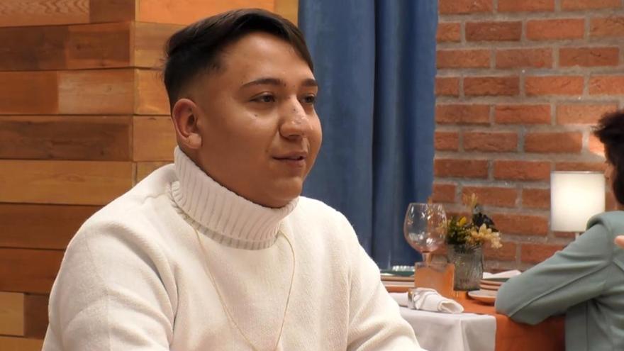 César echa de menos a su exnovio millonario en First Dates: "Si estás viendo esto llámame Javi, por favor, quiero volver contigo"
