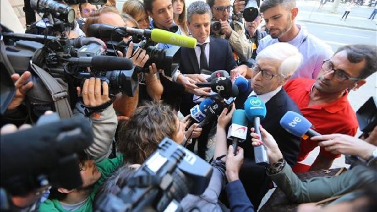 El abogado de Messi, Enrique Bacigalupo, contesta a un enjambre de periodistas a la entrada de la Audiencia de Barcelona, el martes