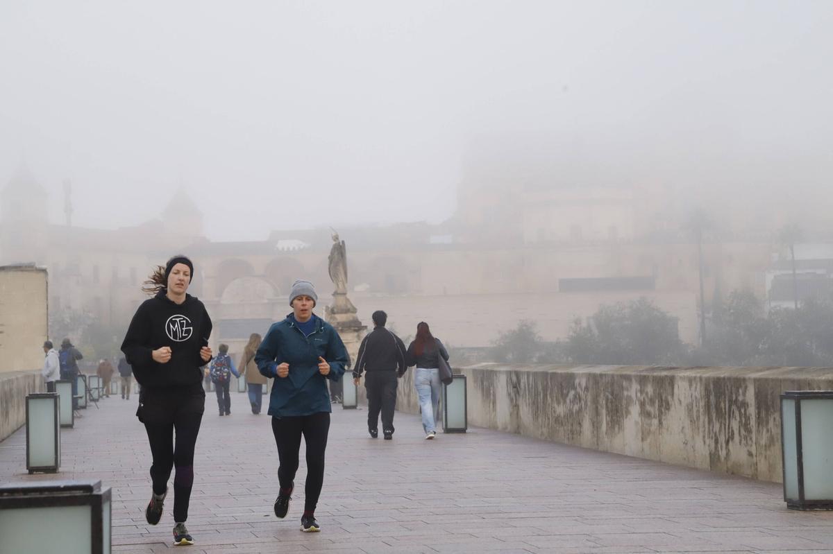 El Puente Romano de Córdoba, en una jornada de niebla.