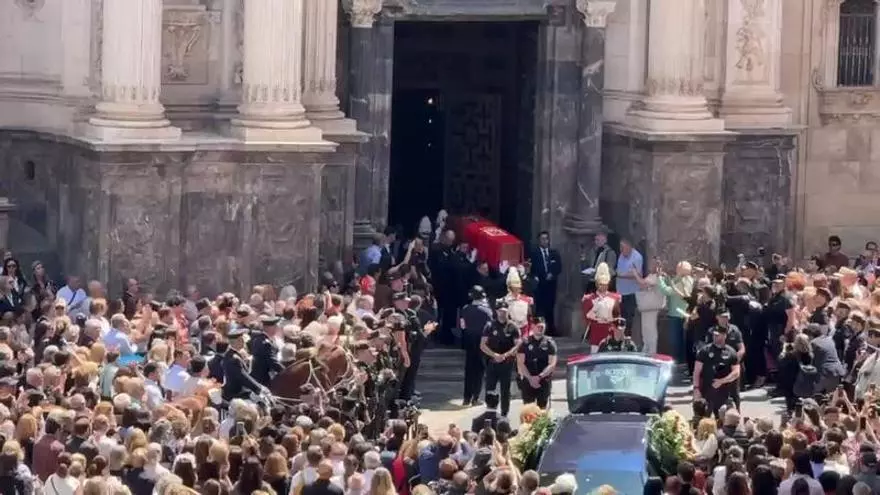 Aplausos para despedir a José Ballesta en la plaza de Belluga de Murcia
