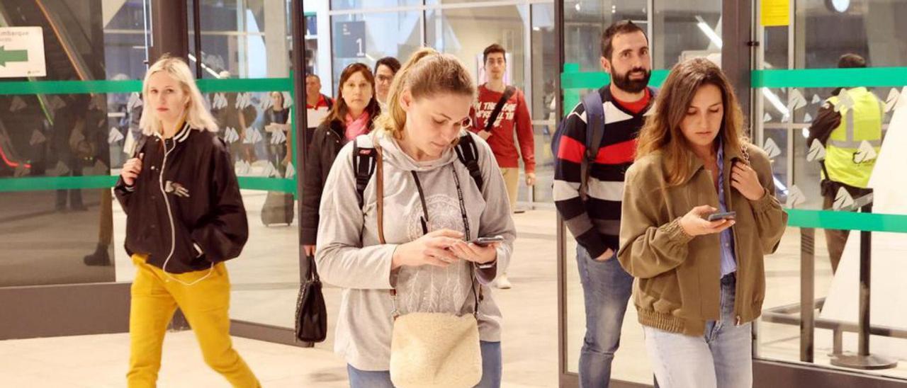 Viajeros del Eje Atlántico a lasalida de un tren en laestación de Vigo-Urzáiz.