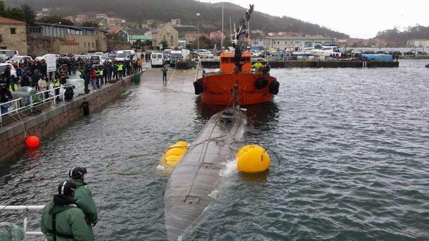 El narcosubmarino en el puerto de Aldán en noviembre, tras ser reflotado. // FdV