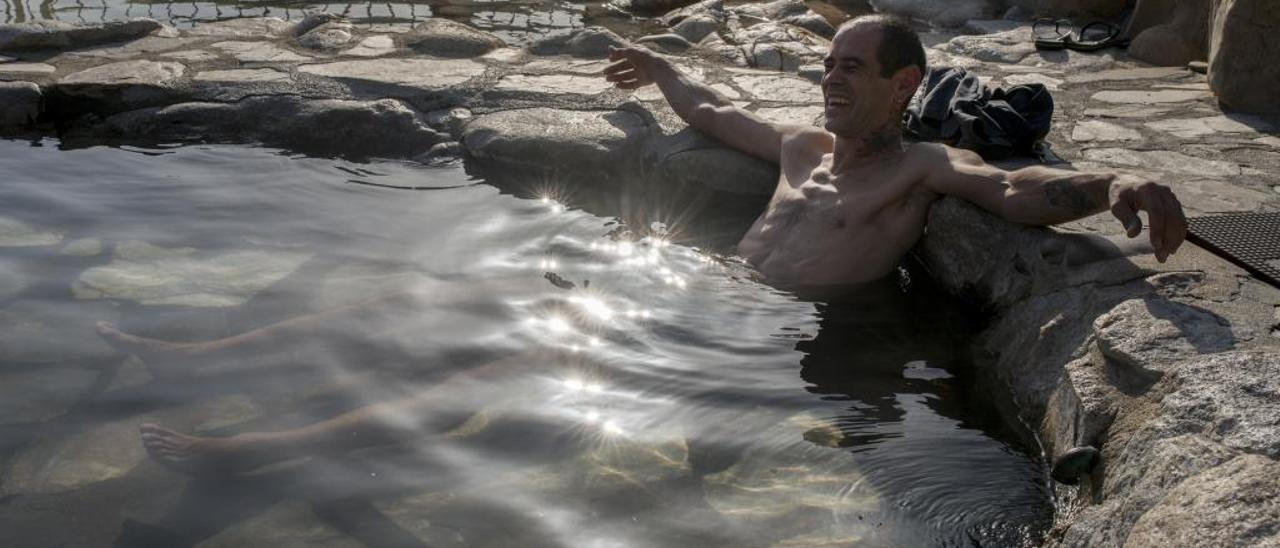 Un hombre se baña en las termas públicas de A Chavasqueira. // B. Lorenzo