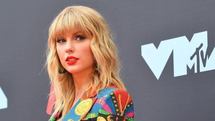 Taylor Swift denuncia su antigua dicográfica por publicar un disco sin su permiso