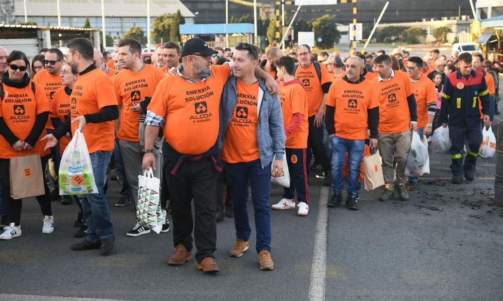 Marcha solidaria de trabajadores de Alcoa hasta el Banco de Alimentos