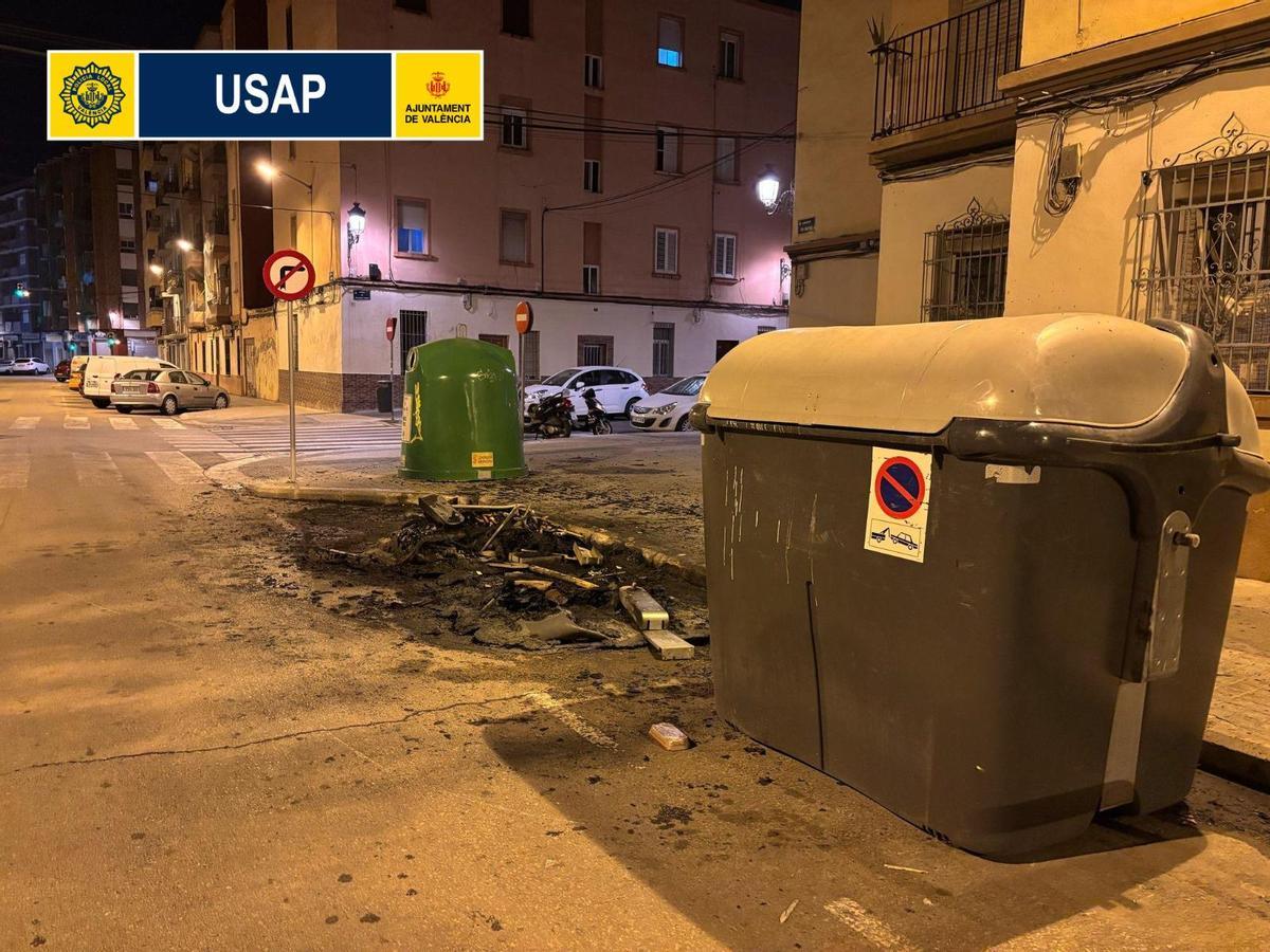Foto de uno de los contenedores quemados en Benicalap.