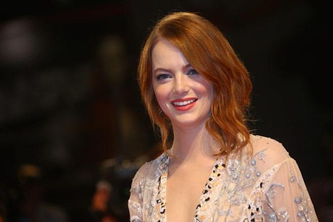 El look de belleza de Emma Stone con vestido de Louis Vuitton en el Festival de Venecia