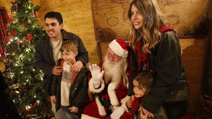 Miguel Mulero, junto a su familia, conociendo a Papá Noel. | MARA VILLAMUZA
