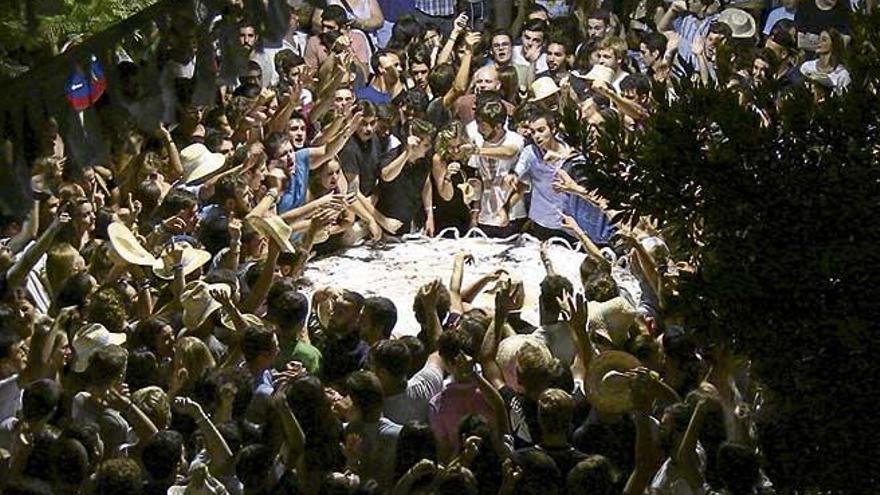 Momento culminante de la noche, con la monumental ensaimada de inicio oficial del Sant Roquet.