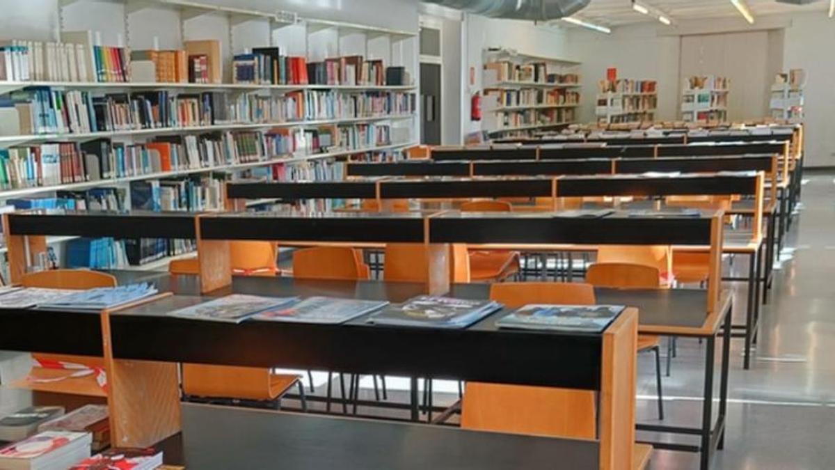 Imagen del interior de la biblioteca municipal de Burriana.