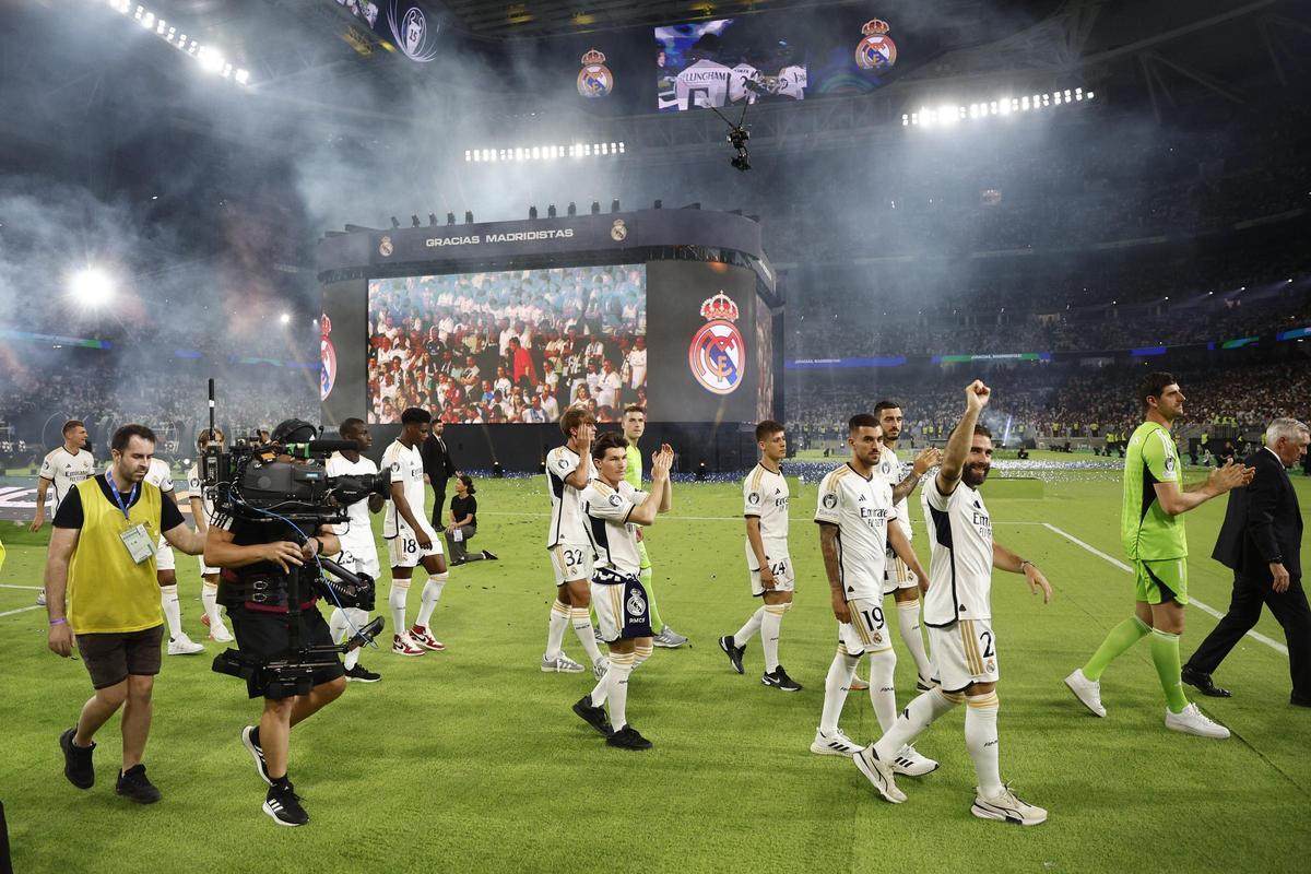 El Real Madrid celebra la Decimoquinta Copa de Europa con su afición.