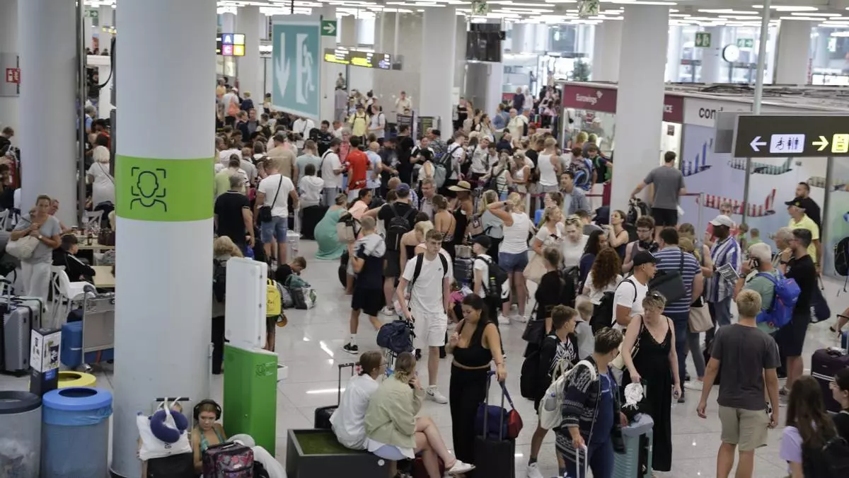 El aeropuerto de Palma, principal afectado por la DANA que se intensificará hoy en Mallorca