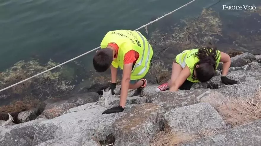 Manos extranjeras para limpiar la playa de As Sinas