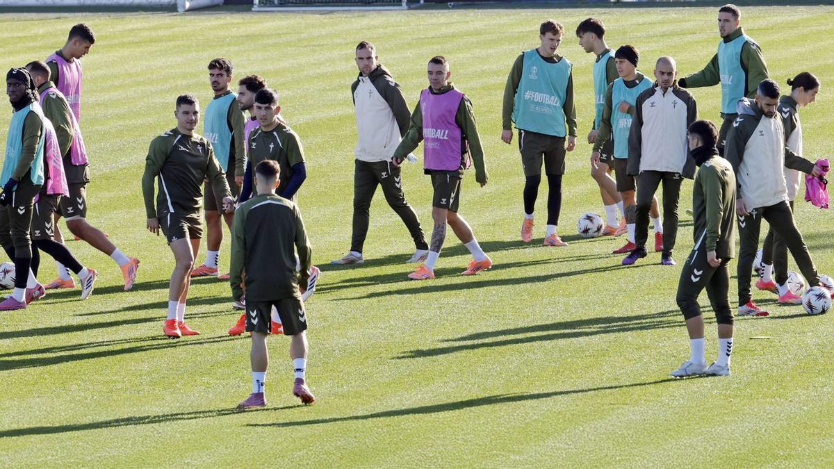 Jugadores y técnicos del Celta, antes de arrancar el entrenamiento de ayer en Afouteza.