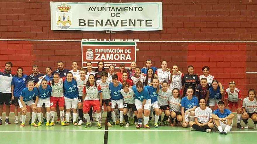 Los componentes de los tres equipos participantes posan juntos en La Rosaleda.