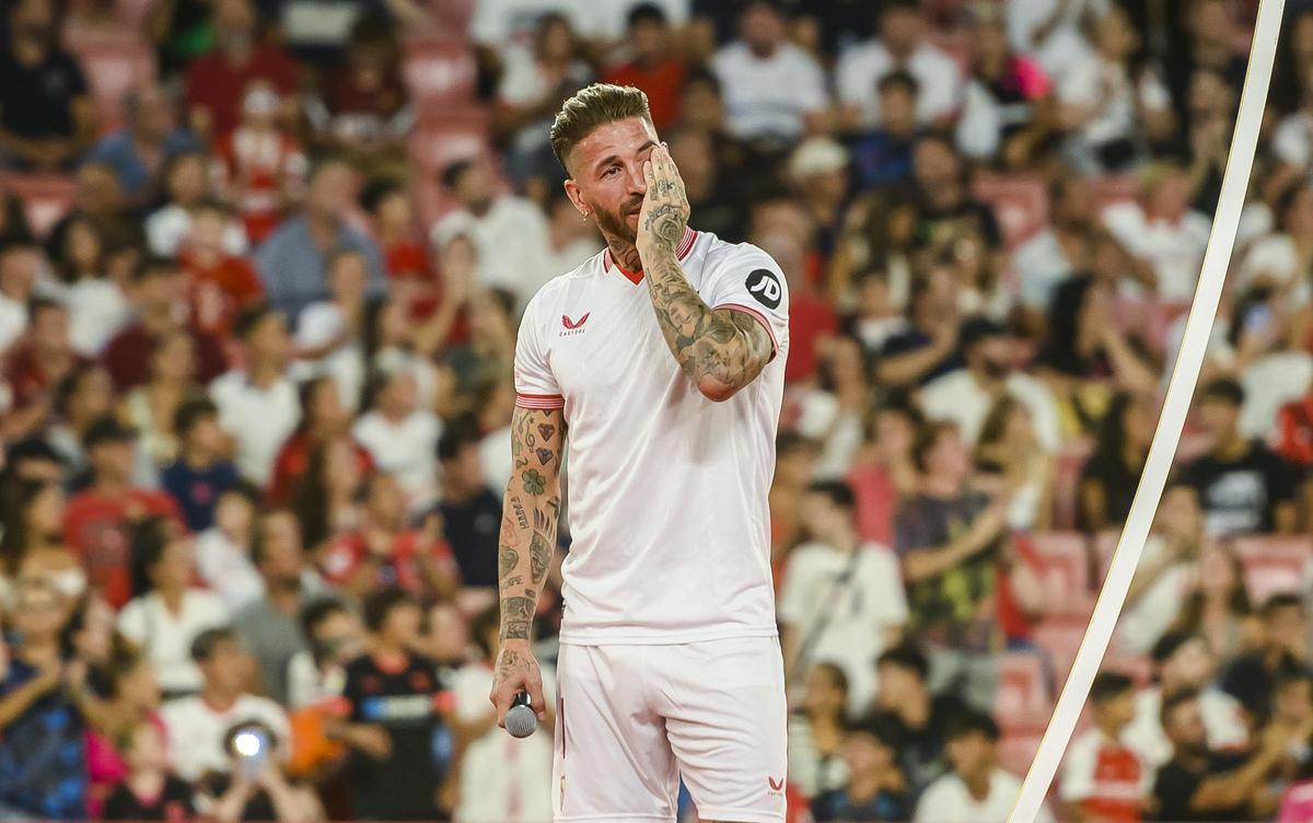 Sergio Ramos (37 años). El central andaluz, antes de decidirse por una vuelta al Sevilla, estuvo a punto de poner rumbo a Arabia. Las ofertas saudíes seducían al jugador, aunque el factor 'nostalgia' fue determinante en la vuelta del camero a España.