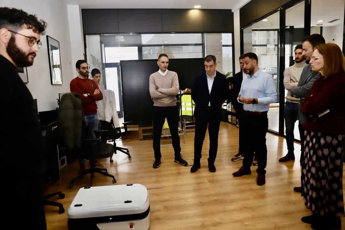 O conselleiro cos responsables e técnicos da empresa amiense.