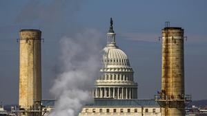 Humo emitido por una fábrica junto al Capitolio en Washington, en el 2014.