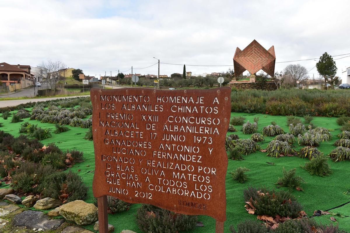 Monumento de homenaje a los albañiles chinatos, en Malpartida de Plasencia.