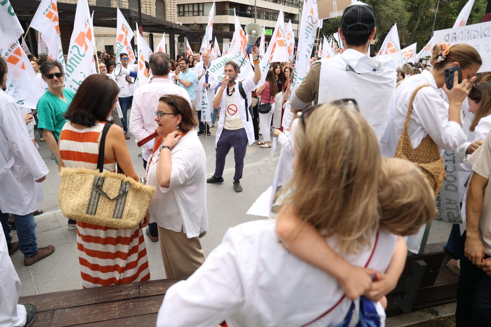Unos 300 médicos participan en la concentración de la plaza de la Montañeta de Alicante
