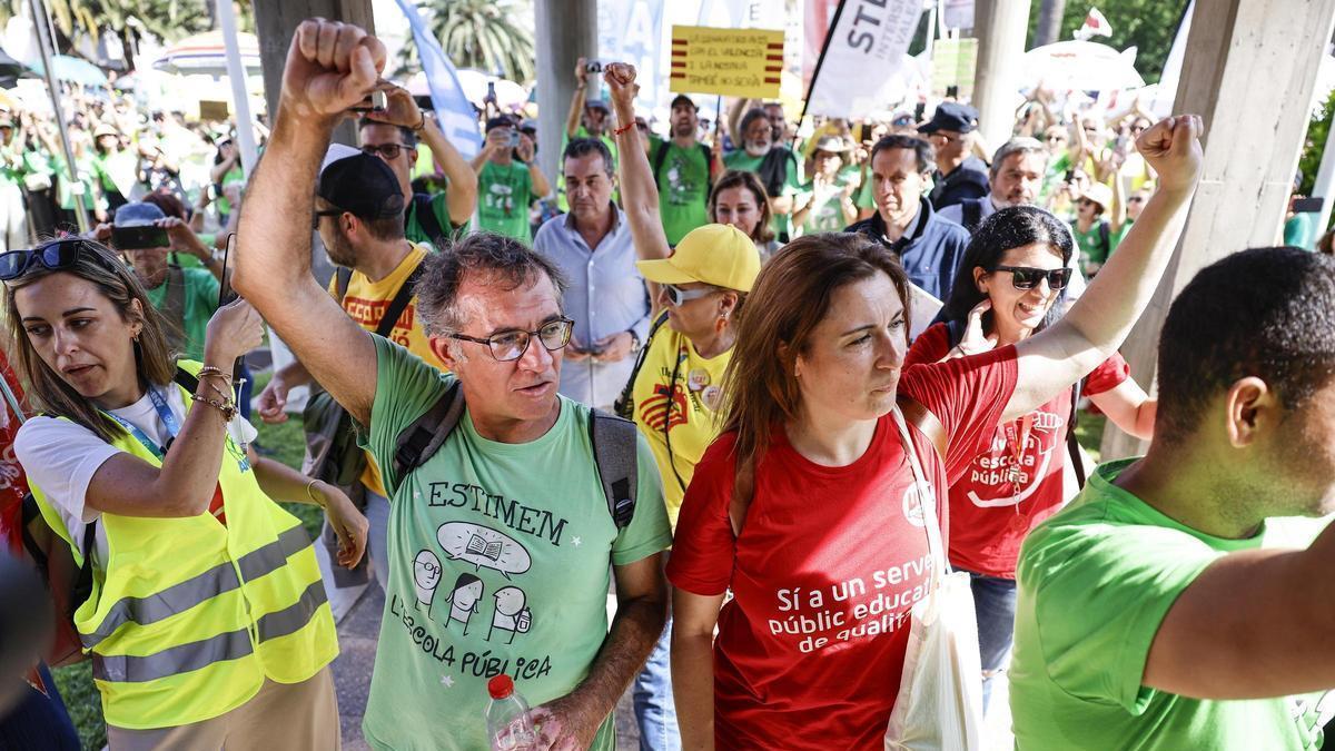 Organizaciones sindicales a su salida de la Conselleria de Educación.