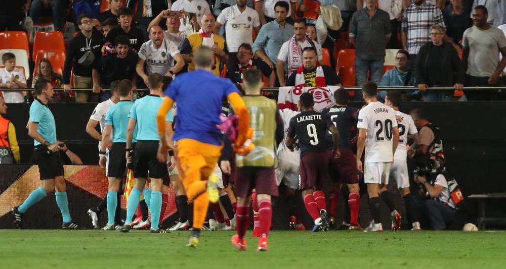 Jugadores de Valencia y Arsenal, a tortas