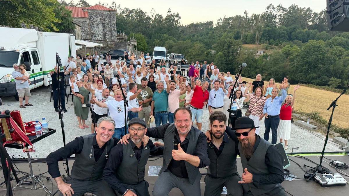 Los integrantes de A Roda posan con el público tras el concierto celebrado en Quireza.