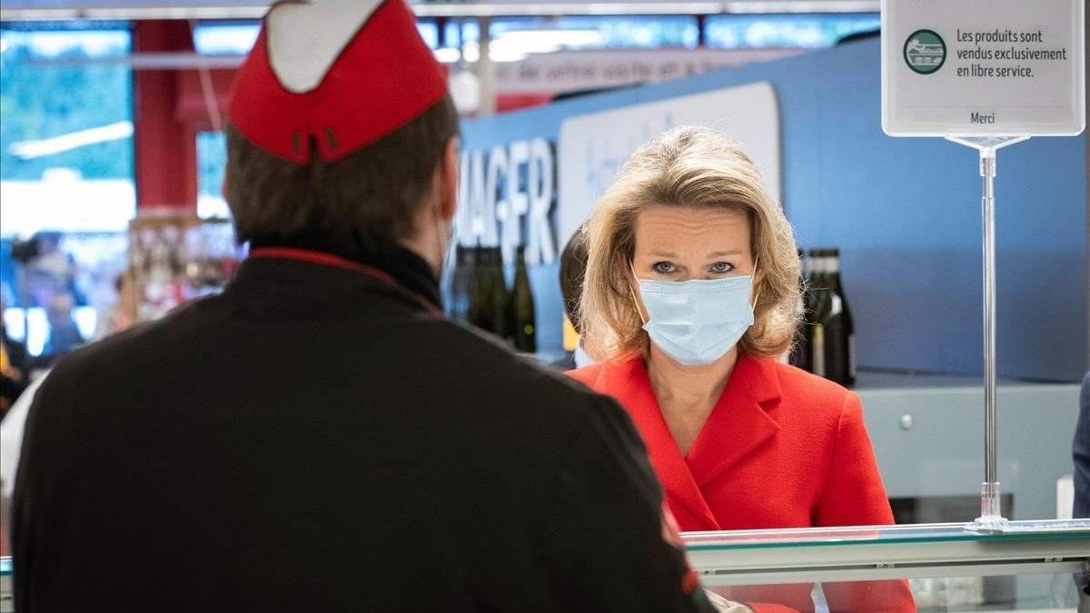 zentauroepp53333356 queen mathilde of belgium  r  wearing a protective mask spea200506171507