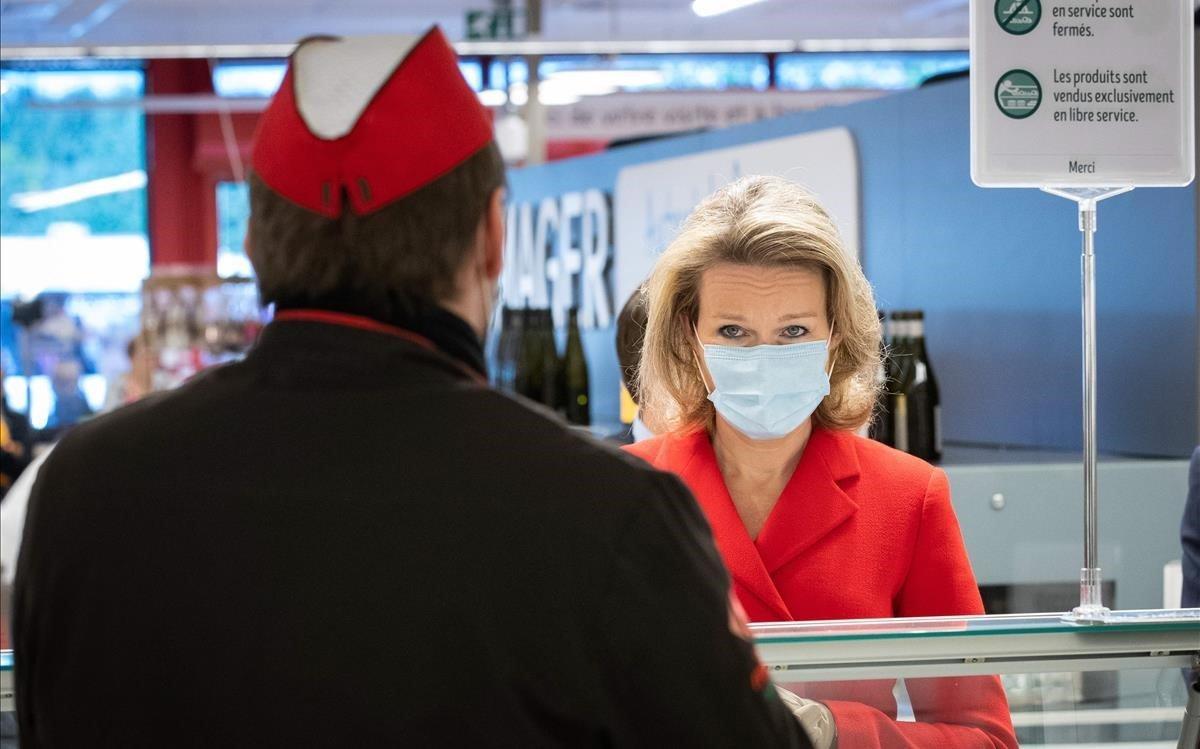 zentauroepp53333356 queen mathilde of belgium  r  wearing a protective mask spea200506171507