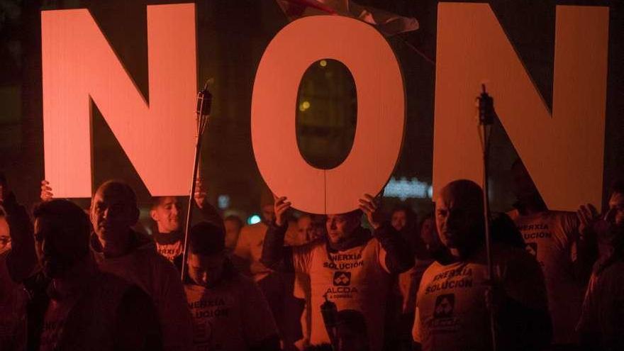 Trabajadores de Alcoa, en una protesta contra el cierre de la fábrica en A Coruña.